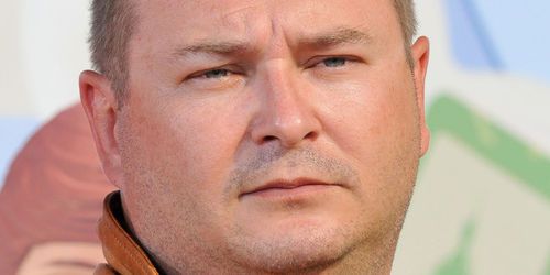 Cauet parodie  « Secret Story » dans un clip – Vidéo