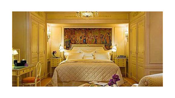 Le Ritz, un des grands palaces parisien licencie