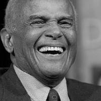 Harry Belafonte s’endort en pleine interview ! Vidéo