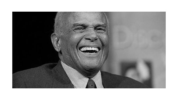 Harry Belafonte s’endort en pleine interview ! Vidéo
