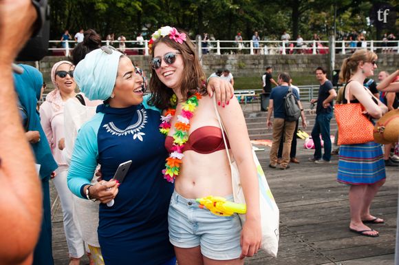 Deux Londoniennes durant la "Wear What you Want Beach Party" qui s'est tenue à Londres le 26 août pour protester contre l'interdiction du burkini en France