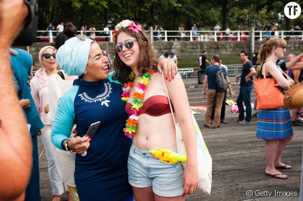 Deux Londoniennes durant la "Wear What you Want Beach Party" qui s'est tenue à Londres le 26 août pour protester contre l'interdiction du burkini en France