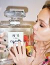 Lily-Rose Depp, la fille de Vanessa Paradis, ambassadrice de la marque Chanel, pose pour la nouvelle campagne Chanel N°5