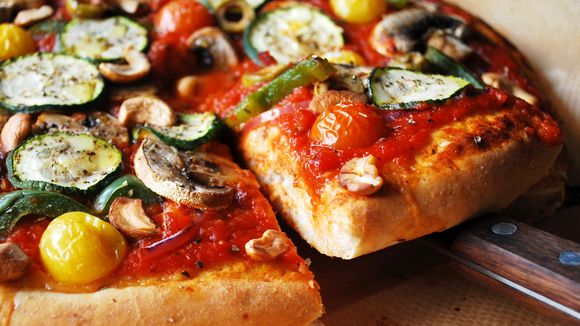 6 astuces gourmandes pour upgrader une pizza surgelée