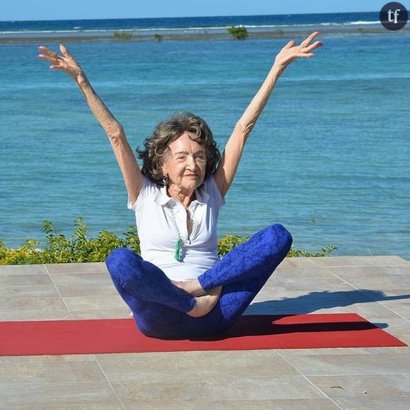 La plus vieille prof de yoga du monde révèle ses 3 secrets du bonheur 