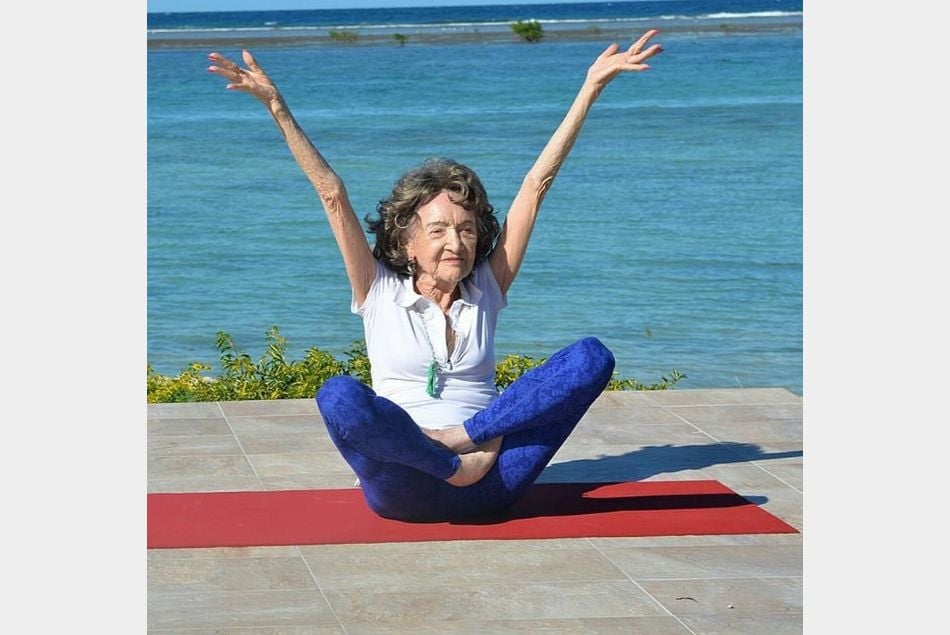 La plus vieille prof de yoga du monde révèle ses 3 secrets du bonheur 