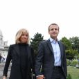 Emmanuel Macron et sa femme Brigitte Trogneux se promènent à Montmartre à Paris, le dimanche 4 septembre 2016