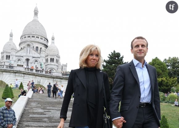 Emmanuel Macron et sa femme Brigitte Trogneux se promènent à Montmartre à Paris, le dimanche 4 septembre 2016