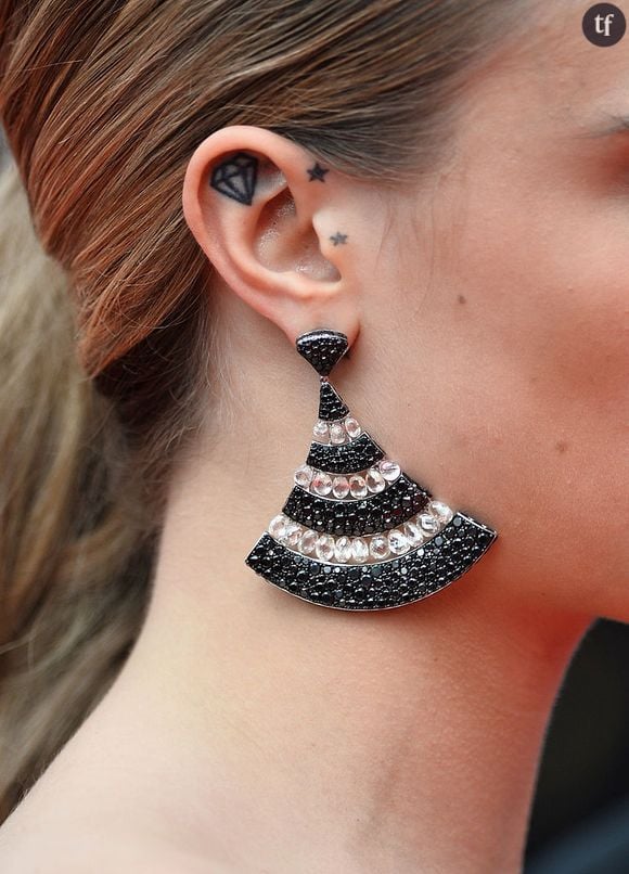 Le tatouage d'oreille de Cara Delevingne