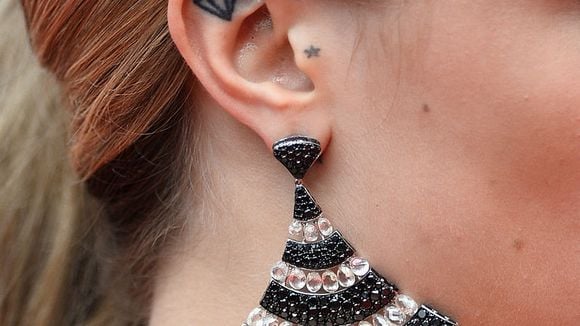 20 petits tatouages d'oreille plus jolis qu'un piercing