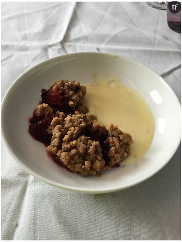 Un appétissant crumble aux fruits rouges.