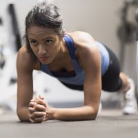 Tuto gym : 10 mouvements, 10 minutes et des abdos en béton