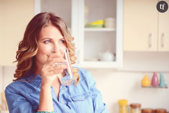 Boire de l'eau avant chaque repas : une astuce toute bête pour manger moins