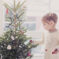 6 astuces pour un sapin 100% sûr pour les enfants