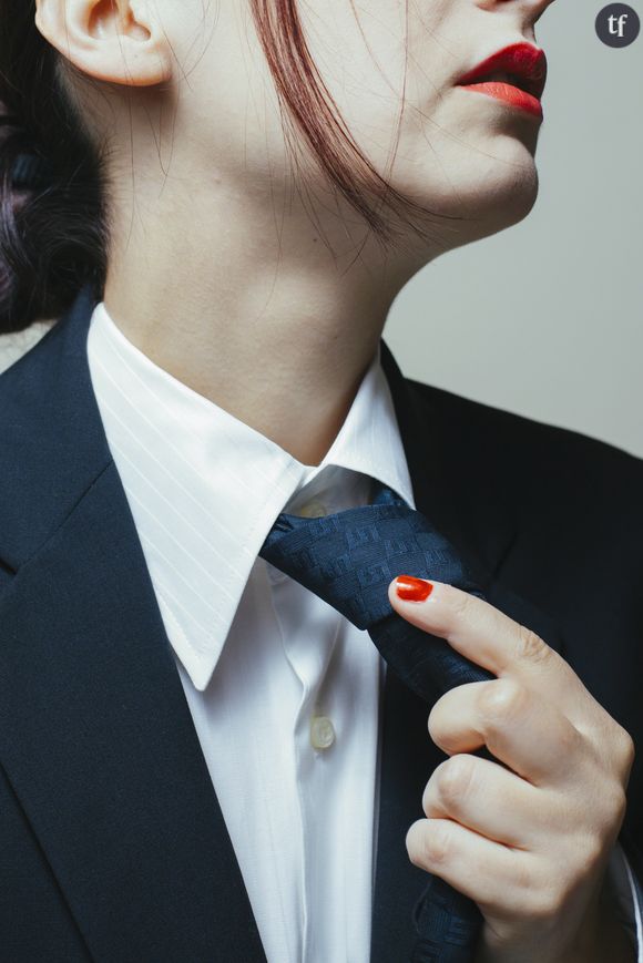 Devrait-on s'habiller comme les hommes pour aller travailler ?