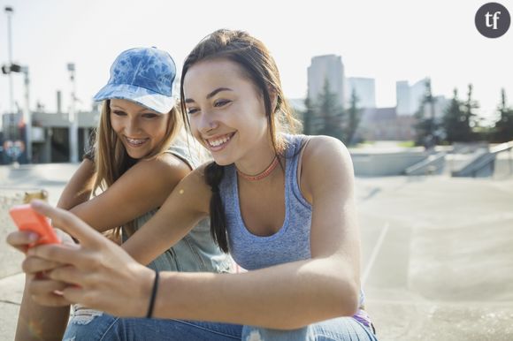 Adolescentes s'envoyant des SMS