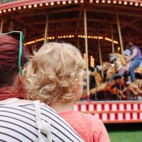 Voici LA technique pour retrouver facilement ses enfants dans une foule (selon la police)