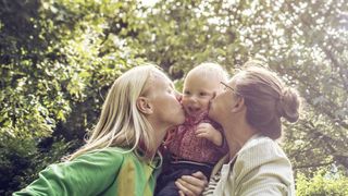 PMA : le CCNE favorable à l'ouverture aux couples de femmes et aux femmes célibataires