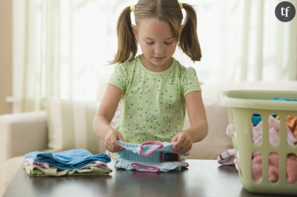 Enfant qui range le linge