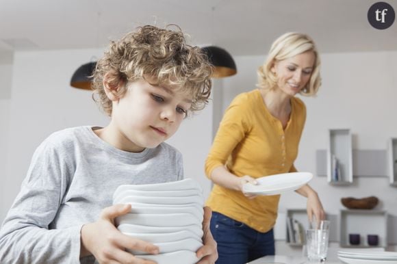 Enfant qui met la table