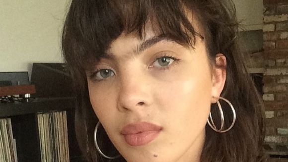 Moquée à cause de son mono-sourcil, ce mannequin redéfinit les normes de beauté