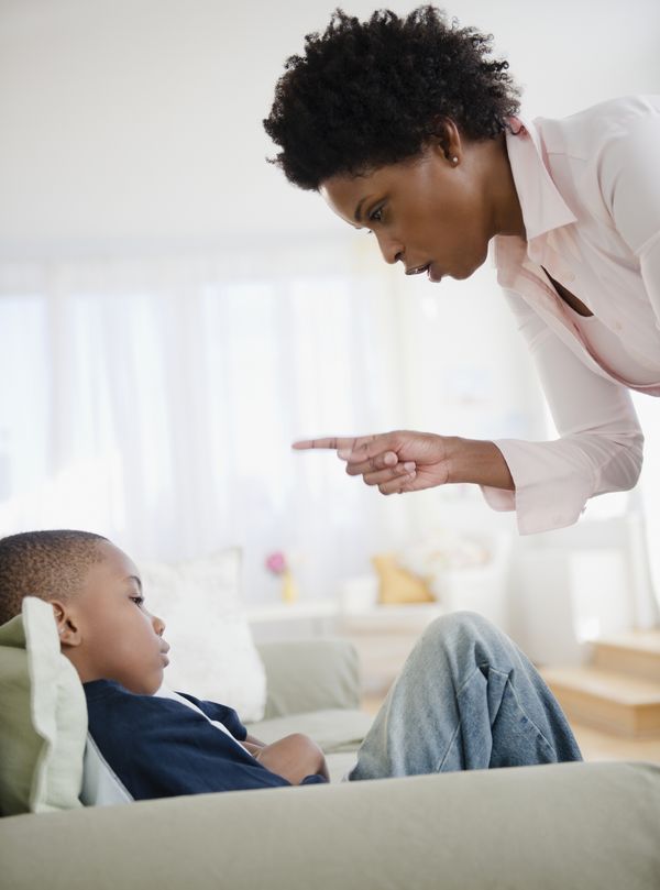 Gronder les enfants des autres : c'est (vraiment) mal ? - Terrafemina