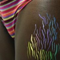 Elle transforme les vergetures et le sang des règles en arcs-en-ciel sur Instagram