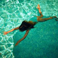 L'eau de cette piscine a l'air douteuse mais c'est pour une bonne raison