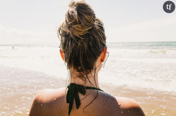 Cheveux mouillés à la plage