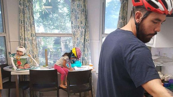 Pourquoi cette famille porte-t-elle un casque ?