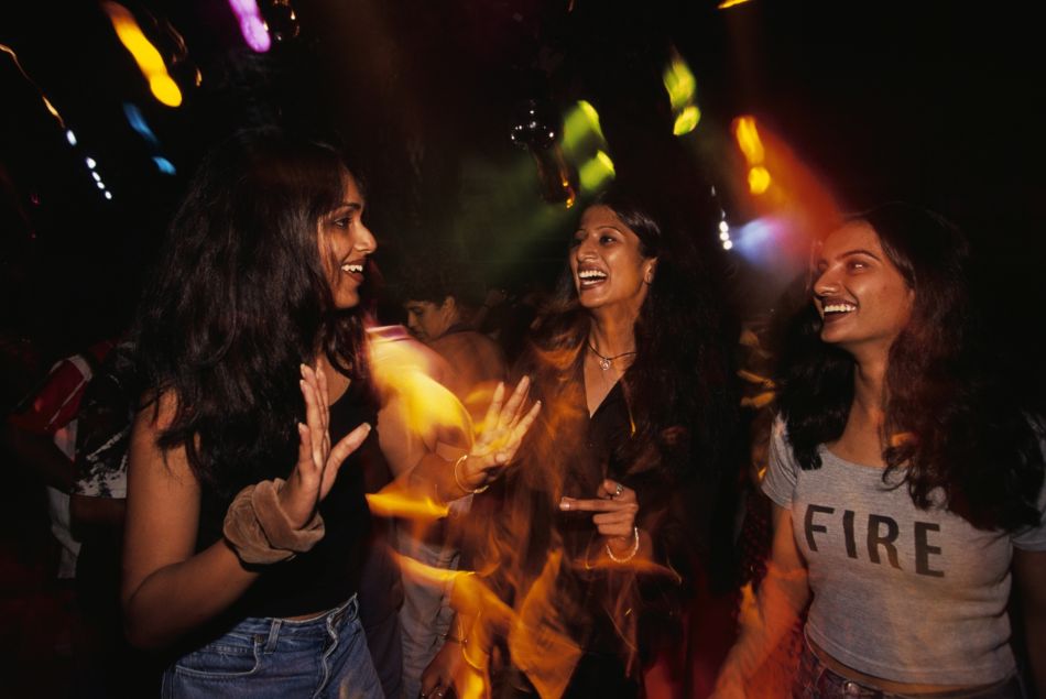 Trois Indiennes dans une Rave Party, Bangalore, Inde.