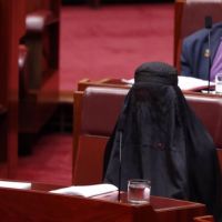 Australie : une sénatrice fait scandale en arrivant dans l'hémicycle vêtue d'une burqa