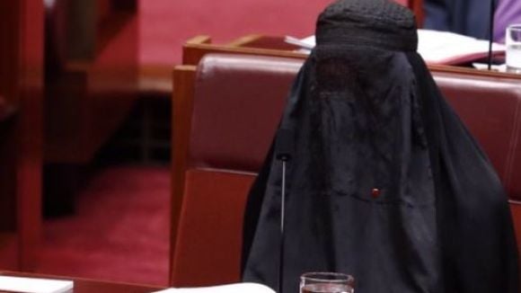 Australie : une sénatrice fait scandale en arrivant dans l'hémicycle vêtue d'une burqa