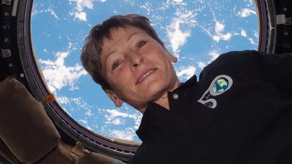 L'astronaute à être restée le plus longtemps dans l'espace est une femme