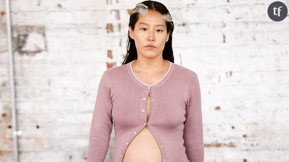 Cette mannequin enceinte a défilé le ventre à l'air (et cela fait beaucoup parler)