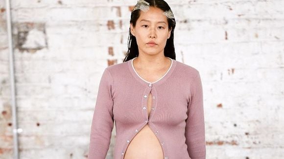 Cette mannequin enceinte a défilé le ventre à l'air (et cela fait beaucoup parler)