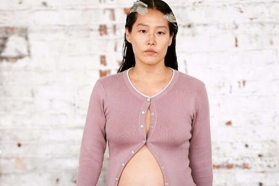 Cette mannequin enceinte a défilé le ventre à l'air (et cela fait beaucoup parler)