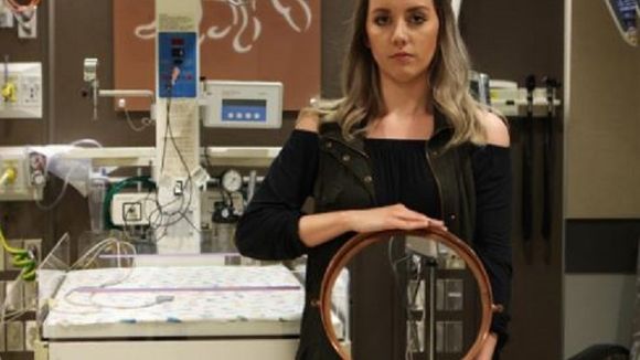 Elle illustre la perte d'un enfant par des photos bouleversantes