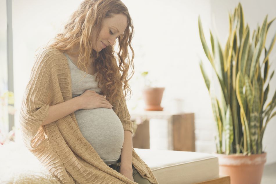 

Cette nouvelle tendance dangereuse chez les jeunes mamans pourrait blesser les nouveaux-nés



