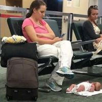 Sa photo de son bébé sur le sol d'un aéroport scandalise : cette maman s'explique