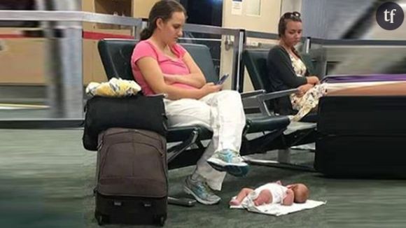 La photo de cette maman et de son bébé dans un aéroport crée la polémique