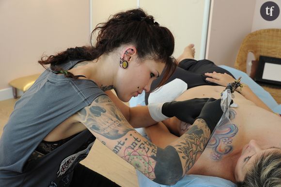 Soeurs d'encre by Rose Tatoo : se faire tatouer pour retrouver sa féminité après un cancer du sein