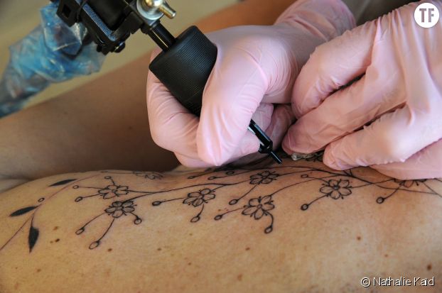 Se faire tatouer pour retrouver sa féminité après un cancer du sein