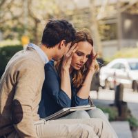 4 signes qui prouvent que votre partenaire essaie de vous contrôler