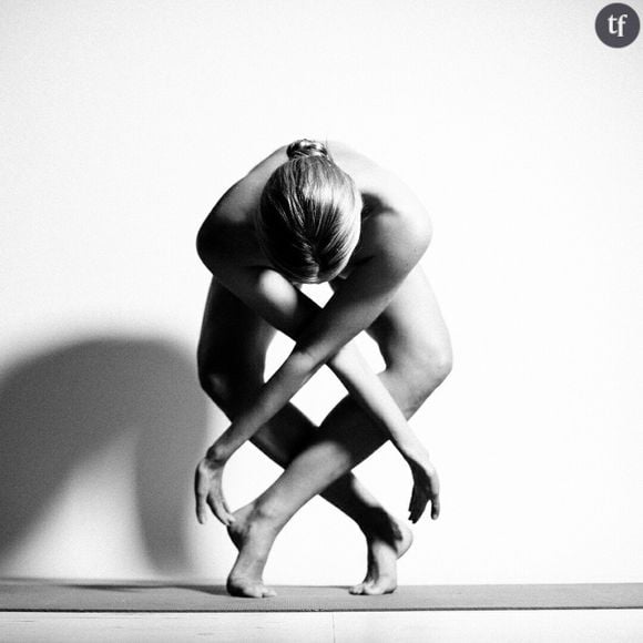 L'instagrameuse Nude Yoga Girl pratiquant le yoga nu.