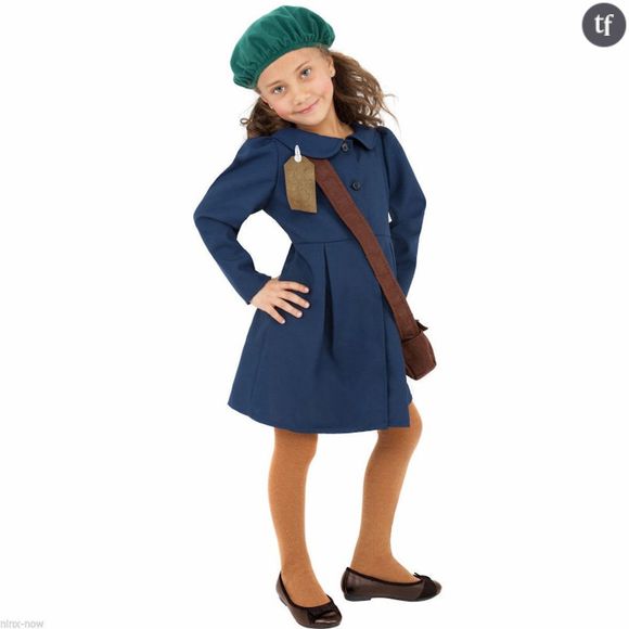 Une petite fille portant le "déguisement" d'Anne Frank.