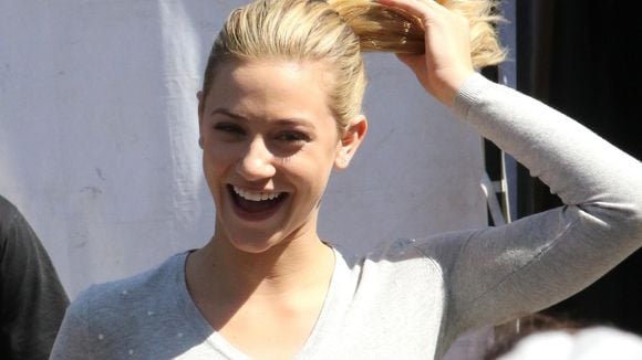 Riverdale saison 2 :  Lili Reinhart (Betty) révèle avoir été agressée sexuellement par un collègue