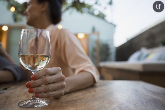 Photo d'illustration - une femme tenant un verre d'alcool.