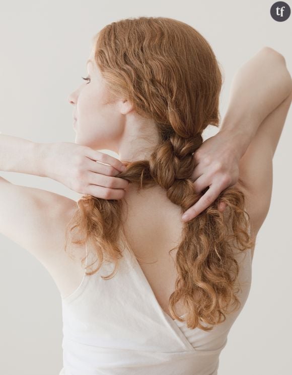 Photo d'illustration d'une femme se faisant une tresse.