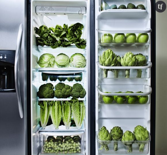 Un frigo rempli de légumes.